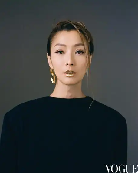 大胆前卫郑秀文真空西装搭配霸气红唇气场十足