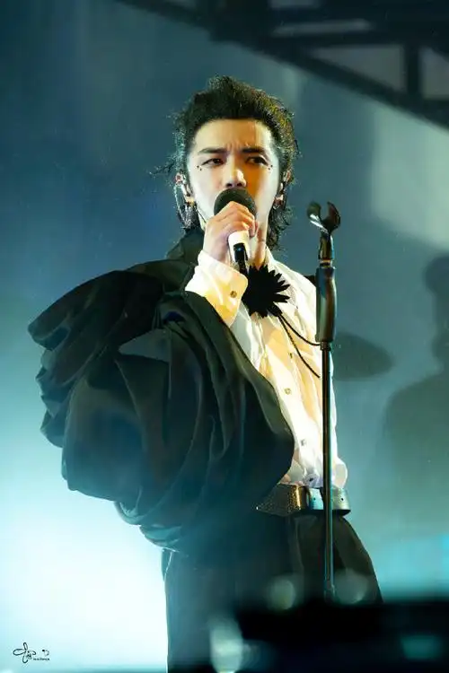 华晨宇鸟巢四面台演唱会第一人##2023华晨宇火星演唱会