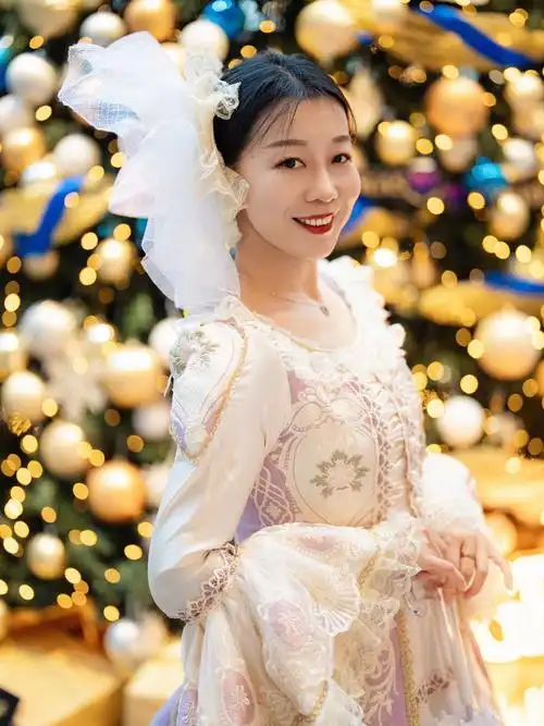 身着19世纪英国古典服饰,置身华美典雅的