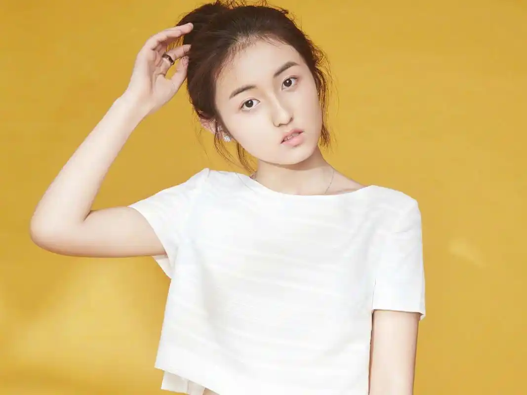 童星张子枫可爱俏皮高清桌面壁纸