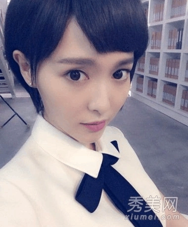 何以笙箫默唐嫣晒短发剧照 齐刘海小清新