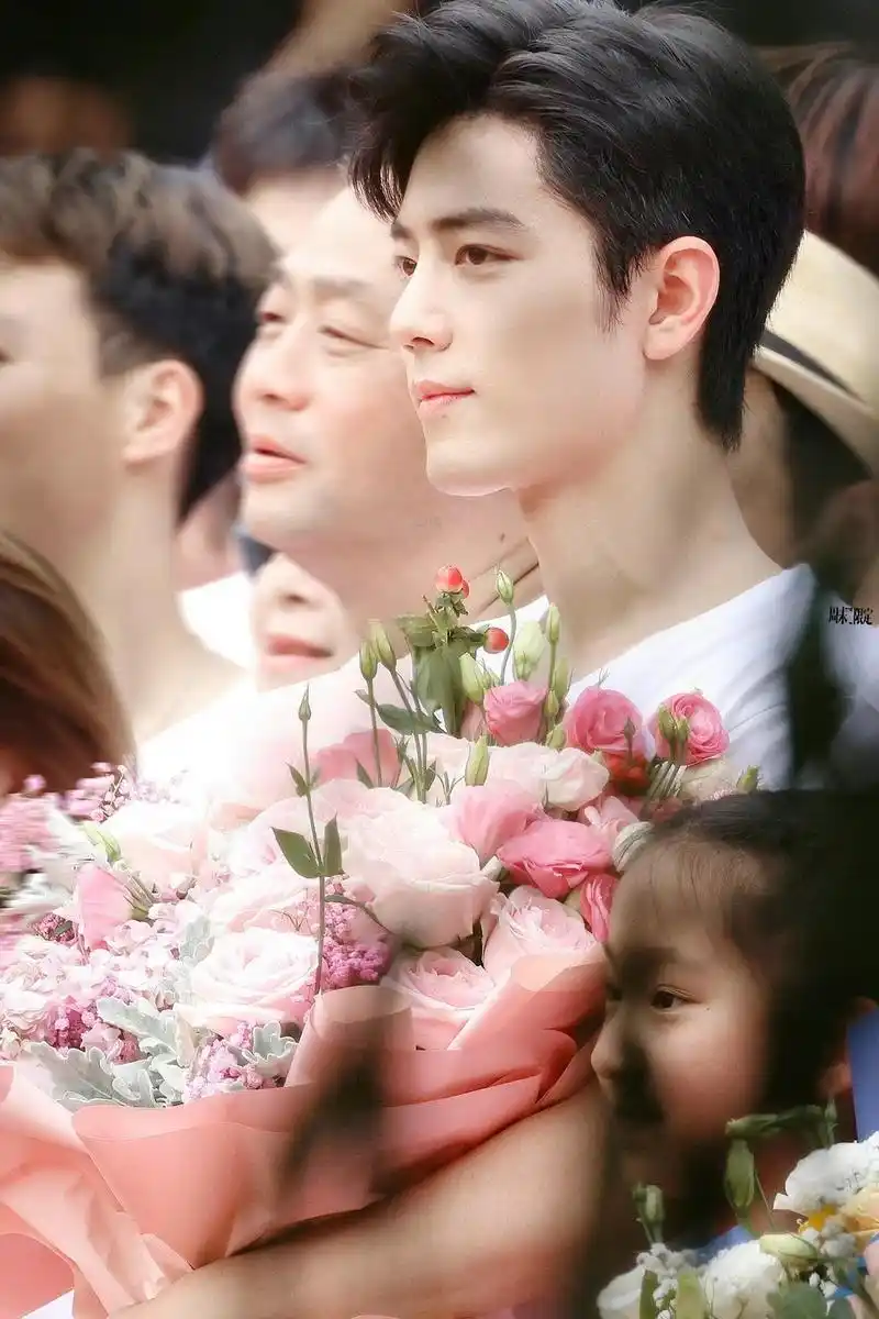 肖战手捧鲜花