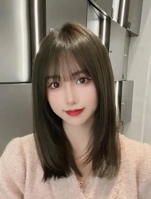 冷色中长发直发发型,这一种齐肩式的锁骨直