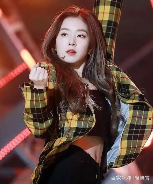 裴珠泫跳舞时外套不慎滑落,香肩外露,性感十足!