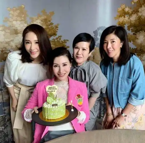 李嘉欣50岁生日当天晒美照,一笑嘴角纹鱼尾纹太真实_李嘉明_白色_外套