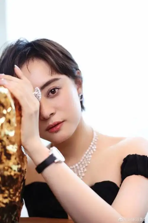40岁孙俪穿抹胸深v黑裙秀美背 戴奢华珠宝尽显雍容