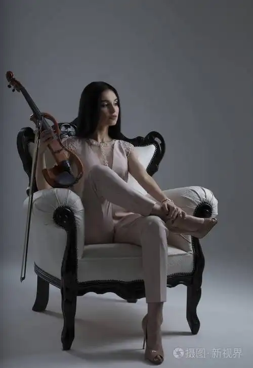 美丽的小提琴女坐在电动小提琴的 ch