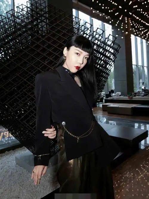 不过最让人哭笑不得的还是这都过去多少年了,怎么吴莫愁的发型还是一