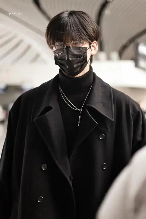 周柯宇出发星光大赏路透##周柯宇金丝眼镜黑色大衣