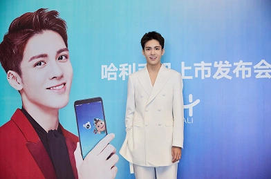 曾舜晞出席手机品牌发布会 清爽白西装彰显轻熟魅力