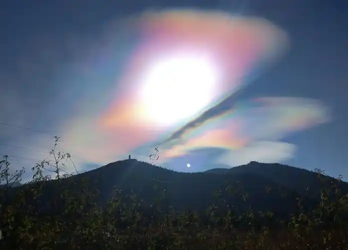 惊艳七彩祥云弥布云南蓝天 多彩斑斓蔚然壮观