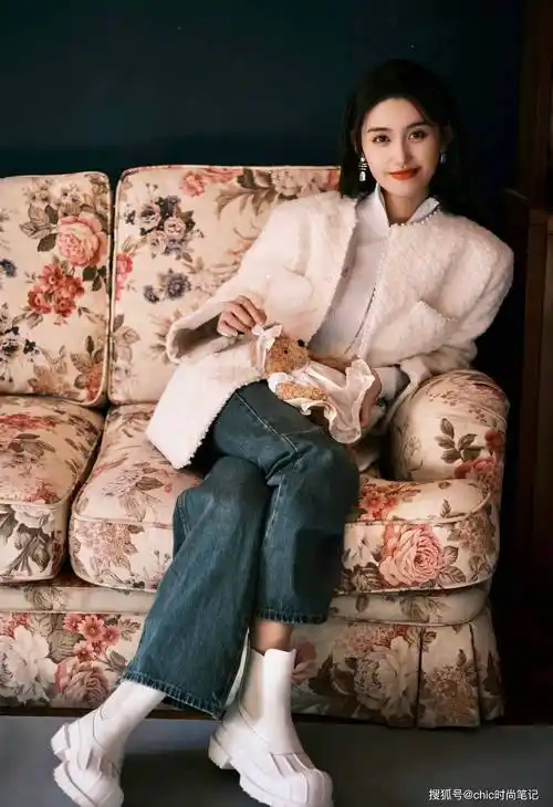 蒋依依的活力系穿搭,简简单单就能搭配出青春校园风