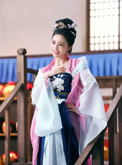 佟丽娅新古装造型粉蓝罗裳尽显娇俏一颦一笑间动人心魄