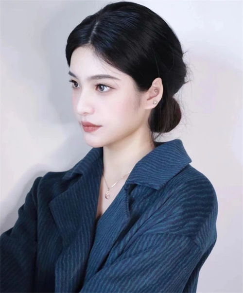 慵懒温婉低盘发 优雅文艺巨减龄_盘发发型 - 美发站