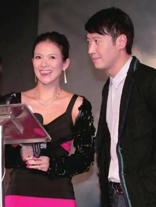 有不少人说李嘉欣看黎明的眼神很深情,曾经绝对爱过黎明!