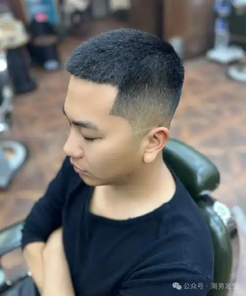 所以现在这款短发依然是男生们值得去剪的一款发型