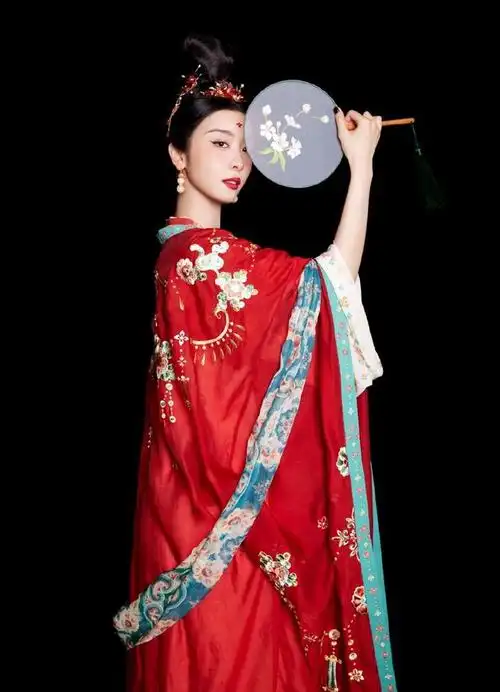 组图美赵小棠古风嫁衣造型曝光手持团扇额点朱砂身段婀娜