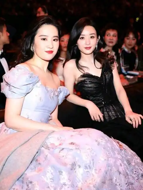 刘亦菲和其他女星合影都很显眼对比一下