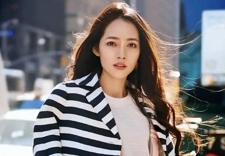 这张照片中,是郭碧婷的女儿首次正面曝光,甜美的笑容让人心生喜爱.