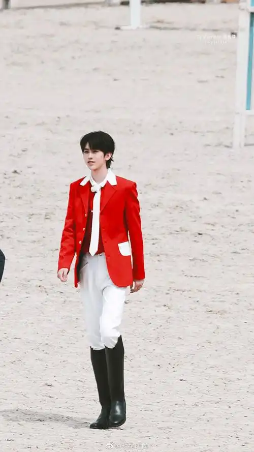 蔡徐坤最新造型骑士坤上线,他身着红白旗马术服搭配长靴