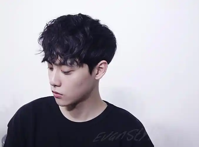 只烫不染的发型蓬松凌乱有型的男生发型