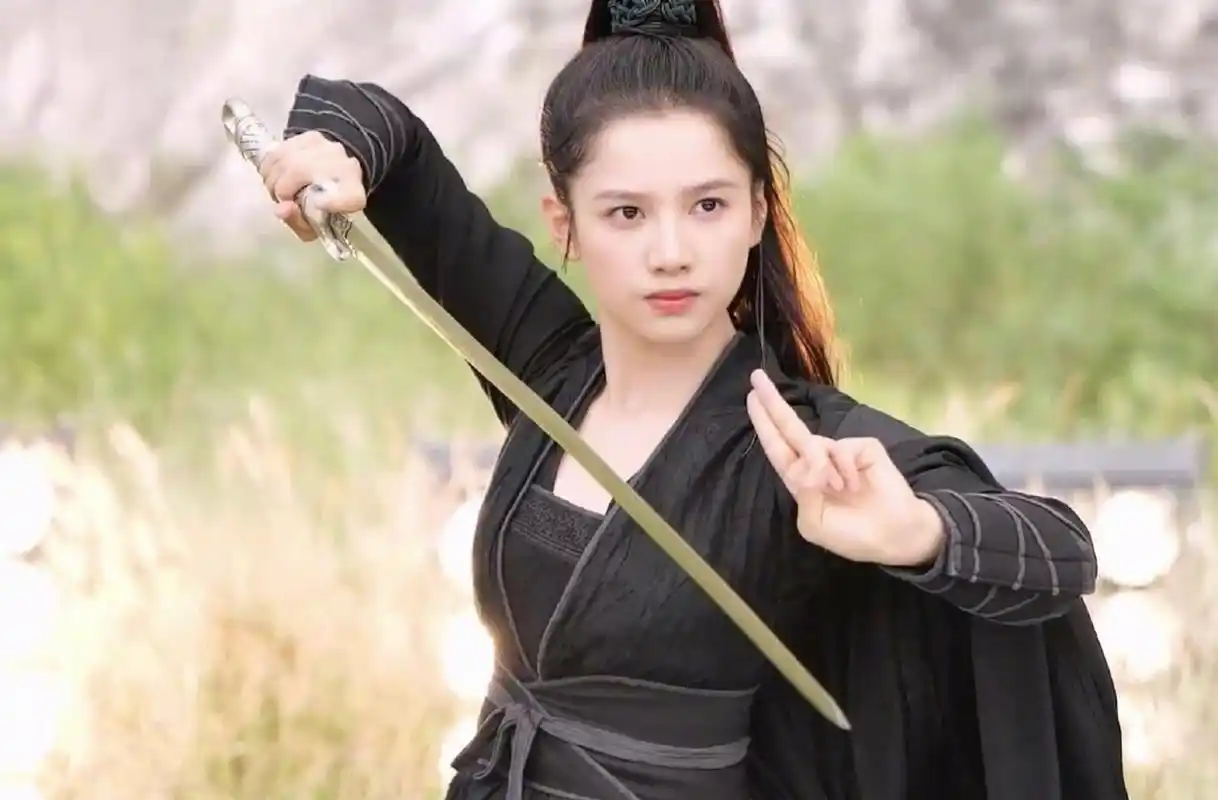 张婧仪古装初体验,张婧仪黑衣高马尾女装扮相来了,侠女造型适配度还挺