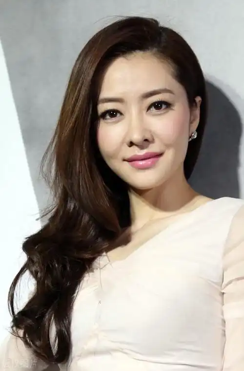 熊黛林,果然气质出众 美得端庄大气