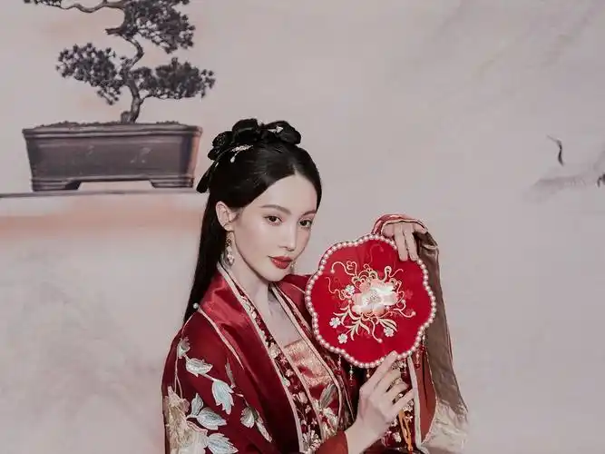 金晨古装造型亮相浙江卫视跨年芊芊玉手执扇红袖添香