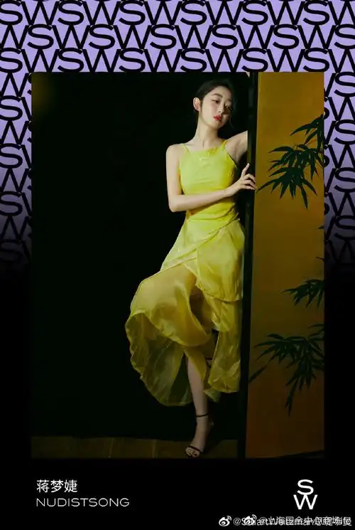国金,推荐#@蒋梦婕身着柠檬黄气质裙装,配以sw#nudist#一字带凉鞋携