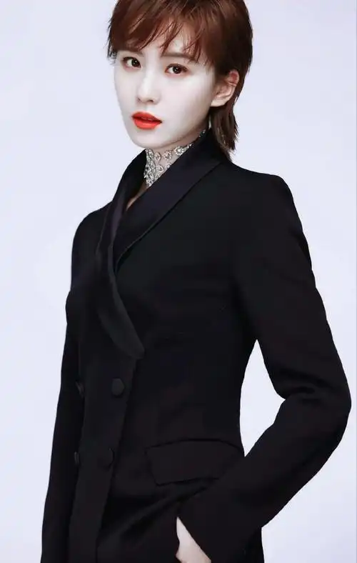 刘诗诗清新淡雅装扮,演绎法式浪漫风情,杨洋穿休闲西装酷帅时尚