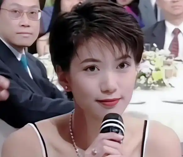 "幡然醒悟"的袁咏仪,撕开了娱乐圈的遮羞布