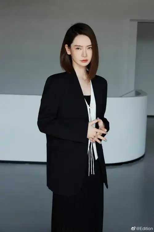 edition品牌大使戚薇#@戚薇身穿edition秋季两件式无领西装搭配平接