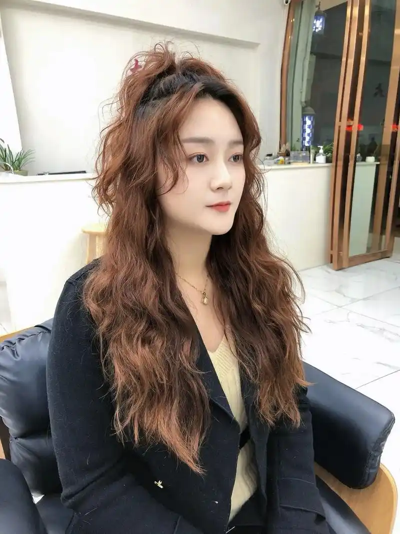 心血来潮烫个法式芭比卷#慵懒法式烫 #法式卷 #芭比烫 - 抖音