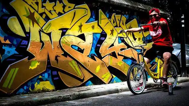 hiphop这种诞生于美国贫民窟街头的文化形式,被越来越多的人接受和