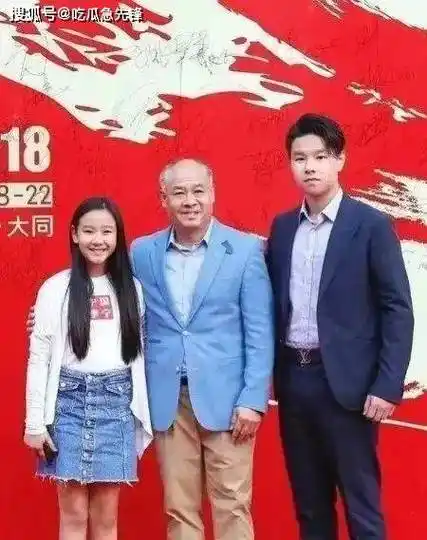 李宁与儿女被爆出60岁头发稀疏老态龙钟女儿甜美儿子气质和父亲如出一