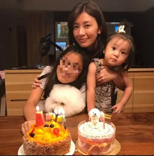 贾静雯第三胎女儿出生不像妈妈5个月后深邃混血模样让网友惊艳