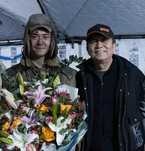 《长津湖之水门桥》幕后花絮照曝光 战损版吴京现身