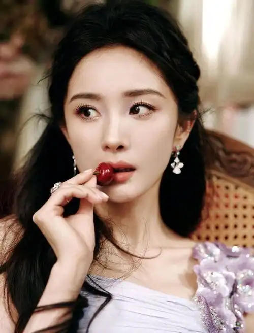 杨幂丁香花仙子##杨幂紫色截断眼妆