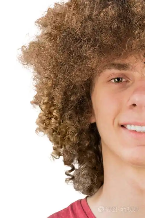 一个年轻的欧洲卷发男人留着长长的卷发和梦幻般的微笑非常浓密的男性