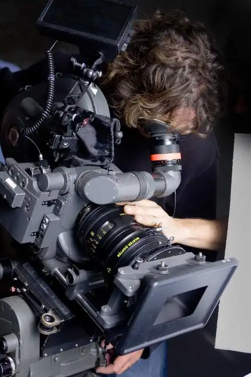 拍摄现场音乐会的摄影师