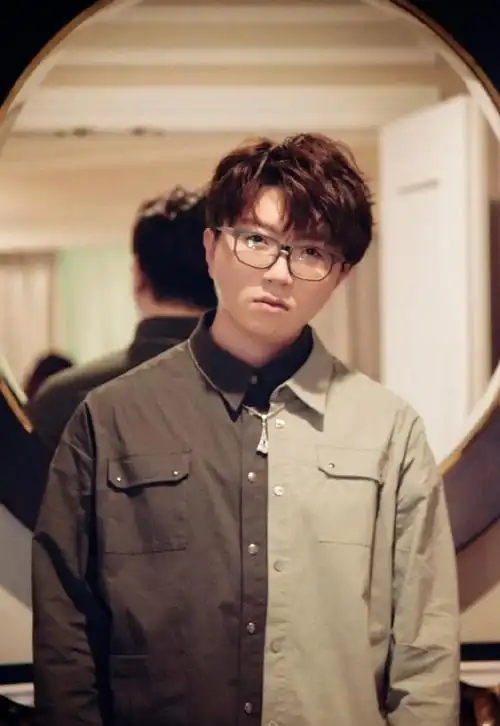 毛不易手伤严重,吃饭上厕所都要助理帮忙,张绍刚老师暖心陪伴