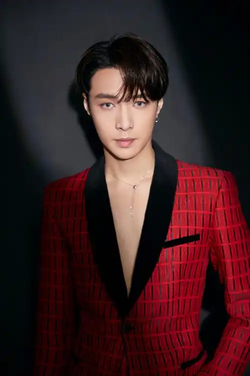 张艺兴红色真空西装写真图片67