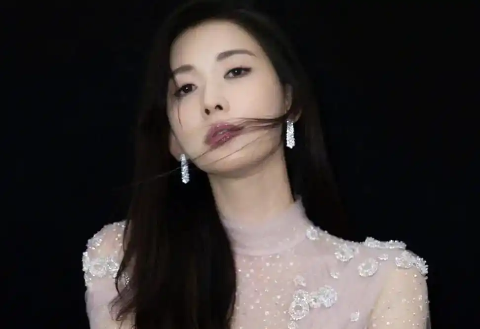 49岁林志玲现身老公演唱会,笑容满面身材性感,家暴传言被打破