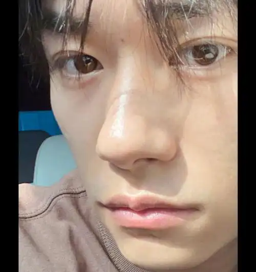 易烊千玺素颜怼脸拍皮肤状态清晰无比对自己颜值好自信呀