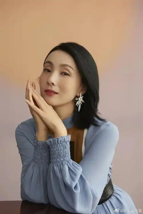 小陶虹的优雅上到眉眼下到指尖