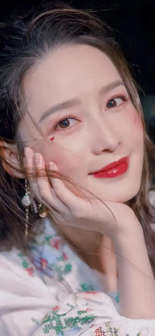 李沁漂亮时尚高清手机壁纸