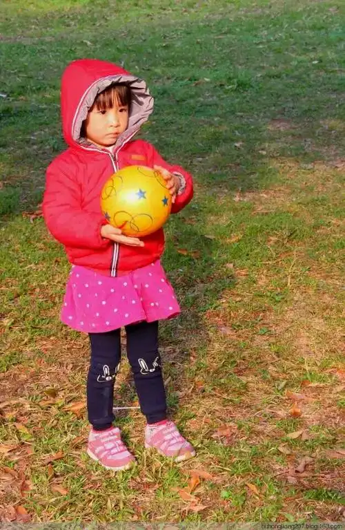 (随拍)两个不同时期拍摄的儿童