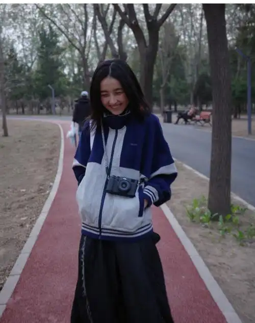 6722岁张子枫素颜逛公园:状态很好侧颜太绝,陈思诚很会选人