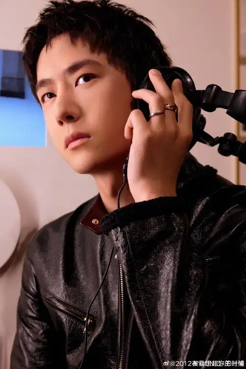 王一博又耍酷了##uniq祝王一博生日快乐##王一博17岁到26岁荧幕变化