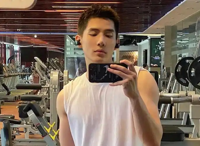 陪你逐风飞翔王安宇简直痞帅天花板健身房在逃哑铃的花滑太优雅